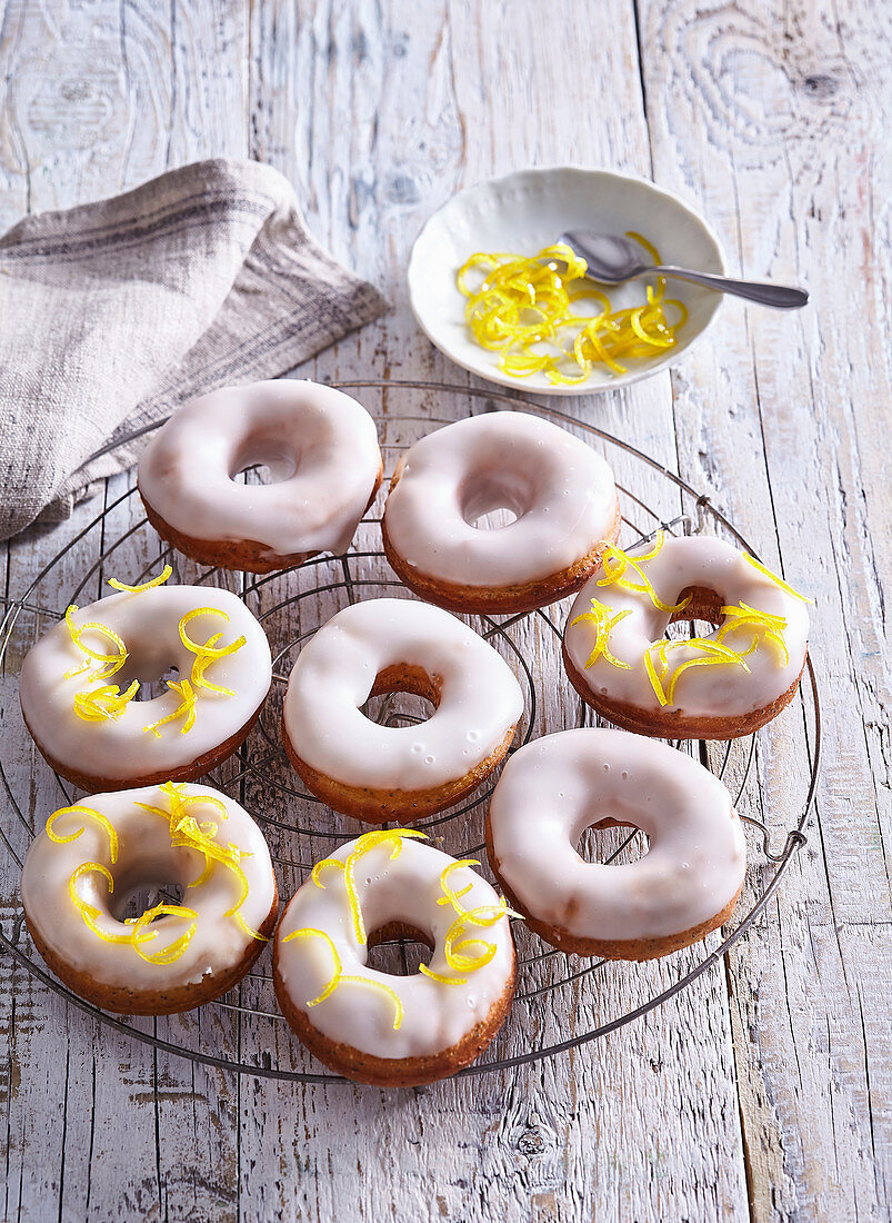 Mohn-Donuts mit Zitronencreme und Zitronenglasur