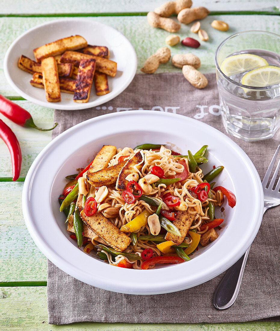 Marinierter Tofu mit chinesischen Nudeln, Chili, Gemüse und Erdnüssen