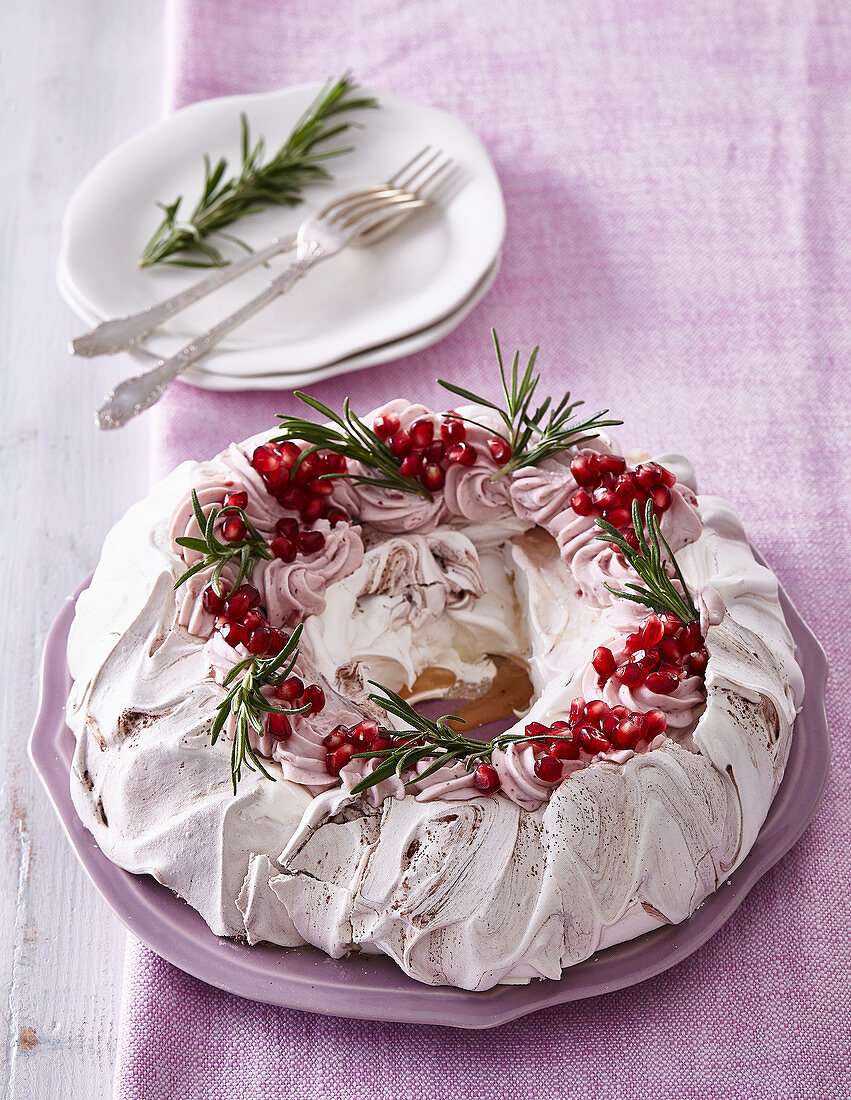 Meringue Pavlova with cranberry cream