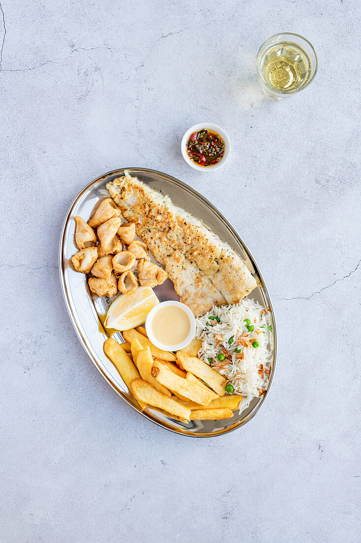 Grillplatte mit Fisch, Calamari, Pommes und Reis