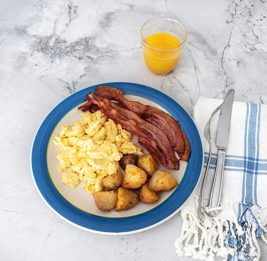 Rühreier mit Kartoffeln und Speck zum Frühstück