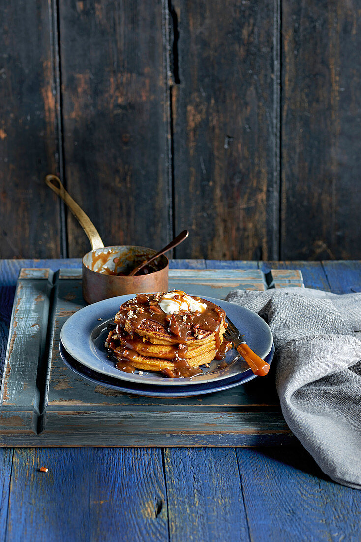 Kürbis-Pancakes mit gesalzenem Pekannuss-Butterscotch