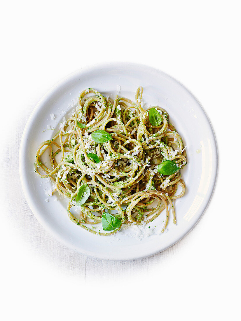 Wholewheat spaghetti and avocado sauce