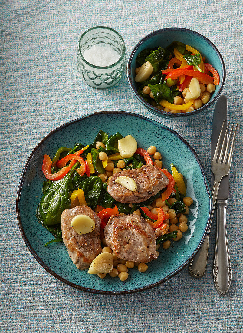 Schweinefleisch auf Kichererbsengemüse mit Spinat und Paprika