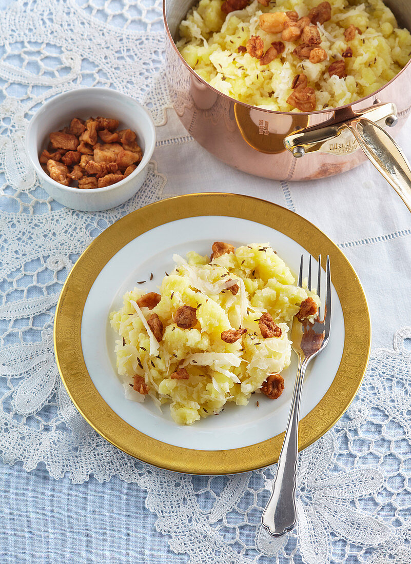 Potatoes with sauerkraut and greaves