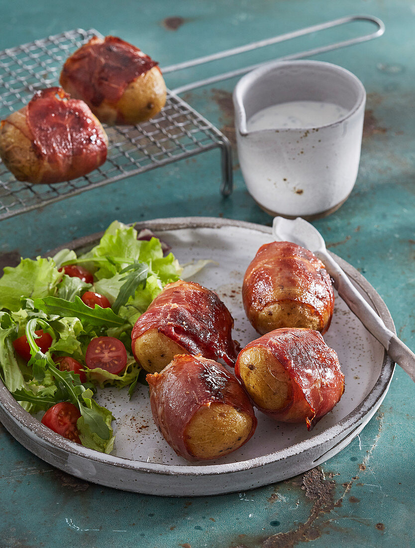 Potatoes baked in bacon