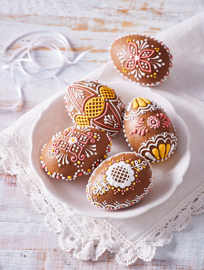 Aufwendig verzierte Lebkuchen-Ostereier