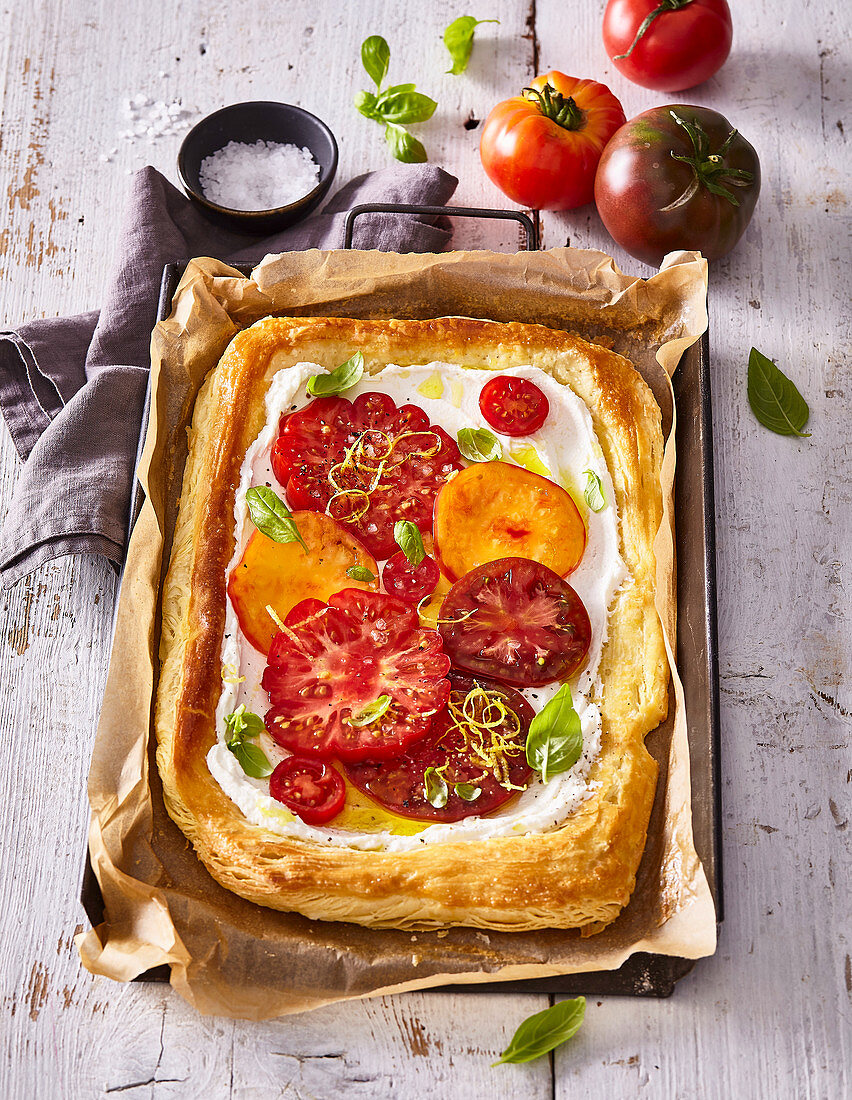 Pikanter Blätterteigkuchen mit Ricotta und Tomaten