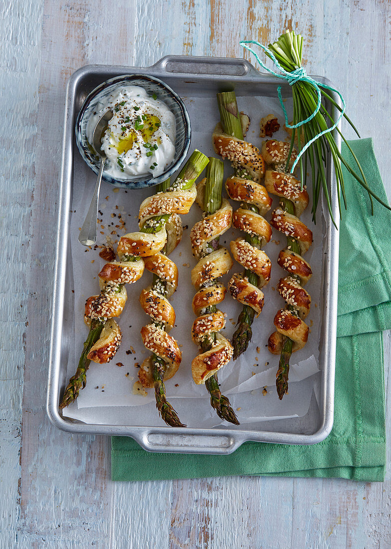 Grüner Spargel im Blätterteigmantel mit Dip