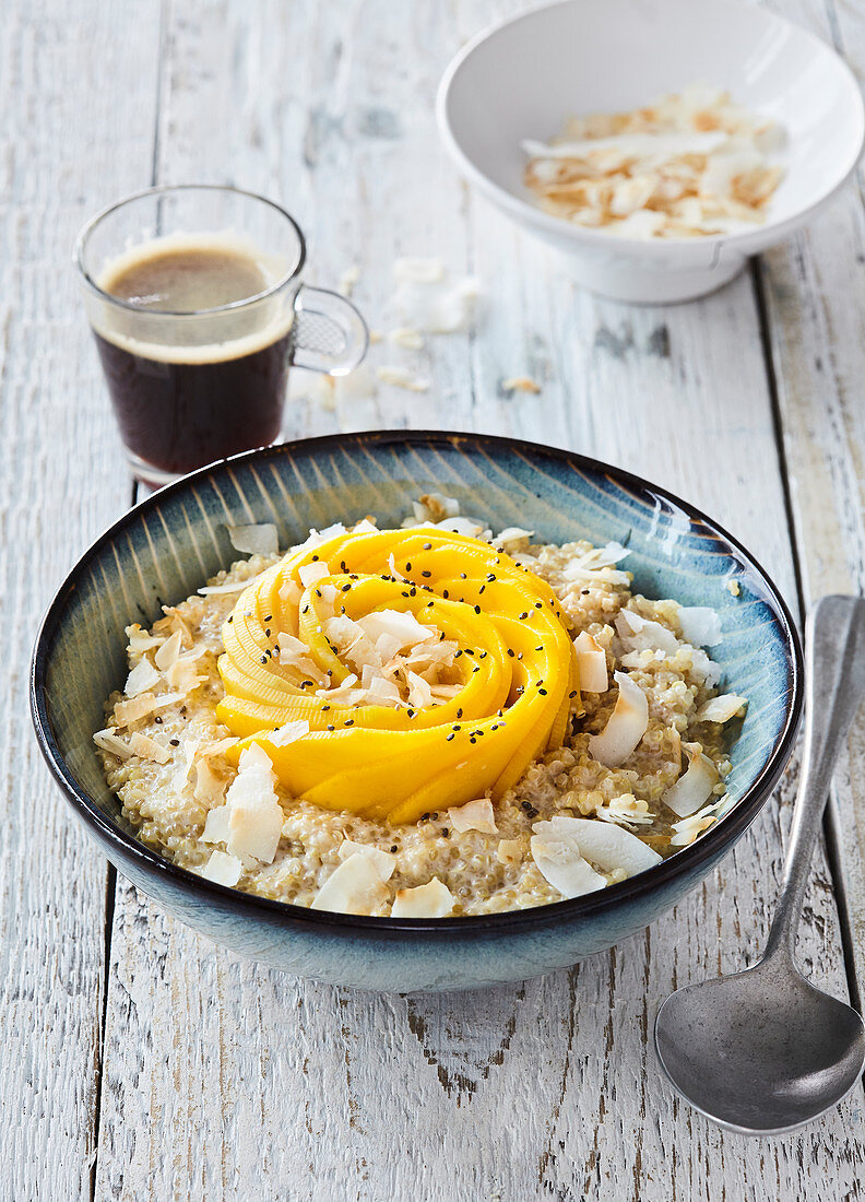 Quinoa-Kokos-Porridge mit Mango