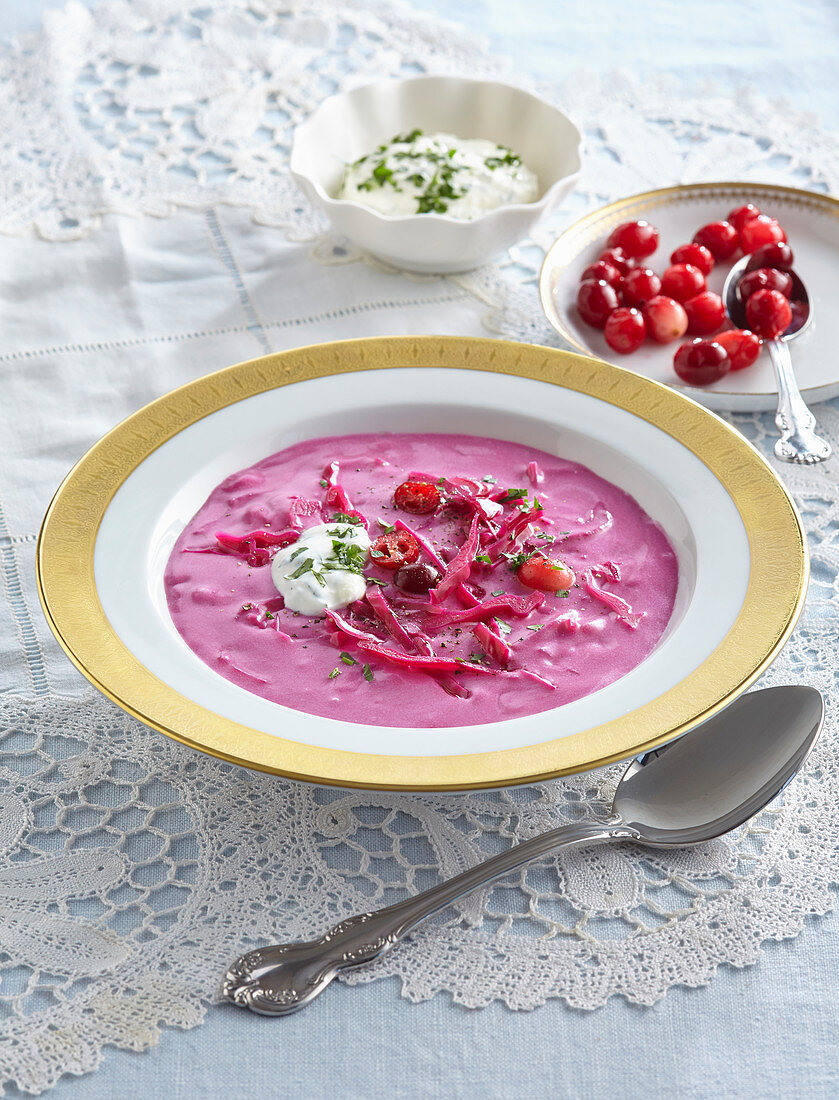 Rotkohlcremesuppe mit Cranberries