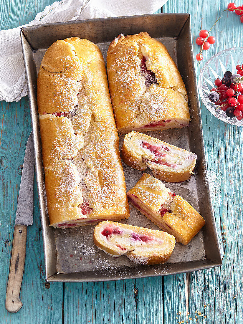 Beerenstrudel mit roten Johannisbeeren