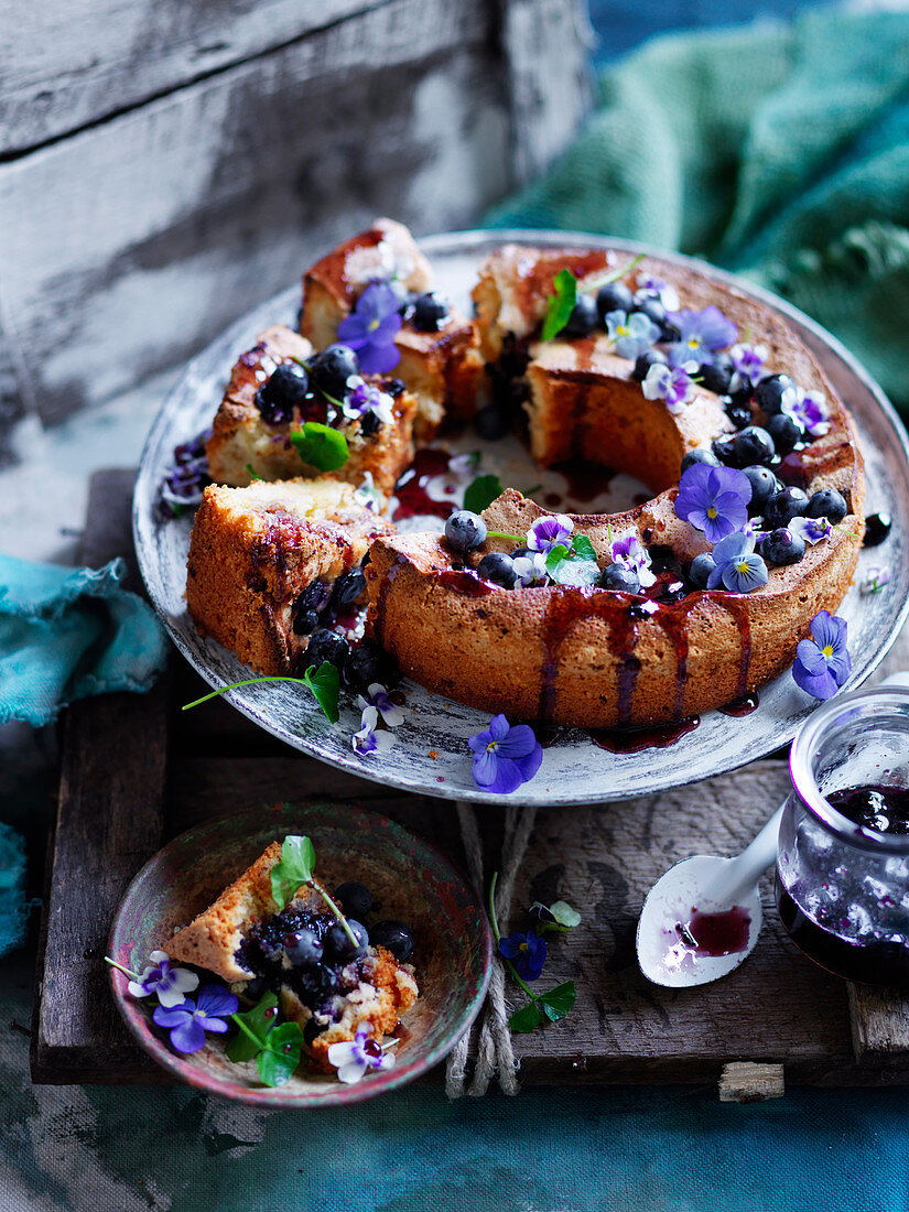 Zitronen-Blaubeerkuchen mit Blaubeerhonig