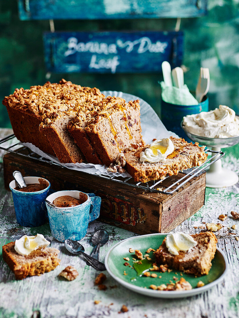 Bananen-Dattel-Kuchen mit Honig und Labne