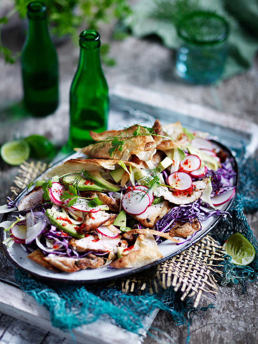 Knuspriger Tortillasalat mit Hühnchen