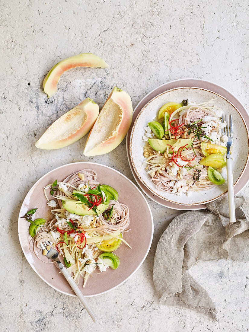 Krebsfleischsalat mit Nudeln und grüner Papaya