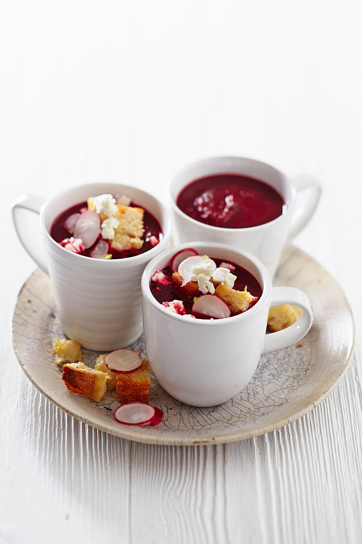 Rote-Bete-Suppe mit Feta, Radieschen und Croûtons