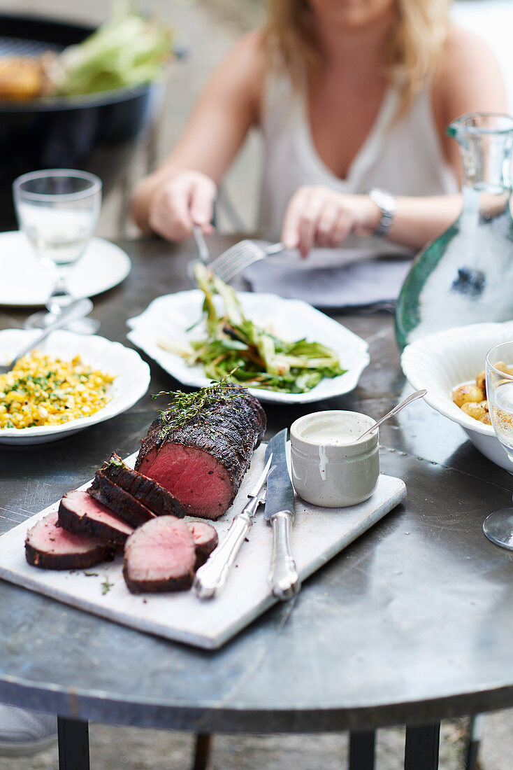 Gegrilltes Rinderfilet und Senf-Sauerrahm-Sauce