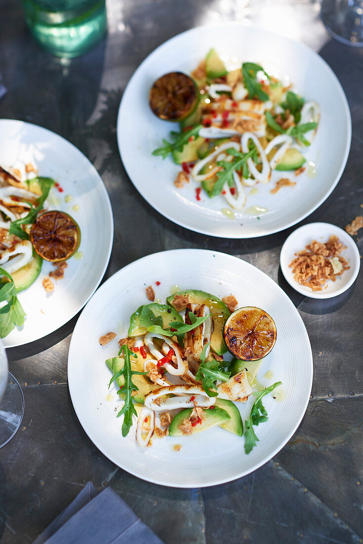 Tintenfischsalat mit Avocado, Chili und Limetten