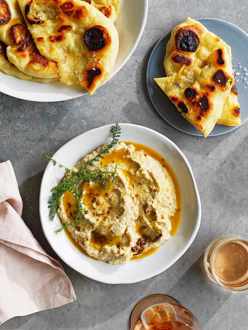Cannellini-Hummus mit Kreuzkümmel-Butter und Fladenbrot