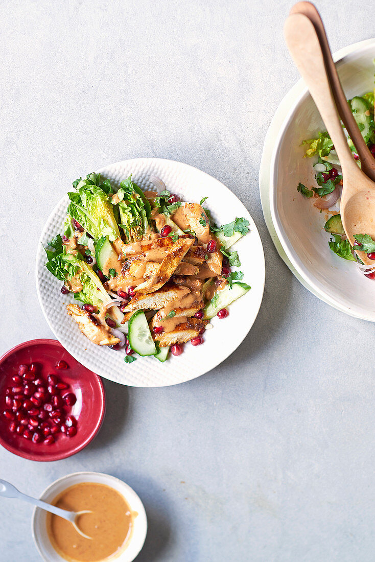 Hähnchen-Satay-Salat mit Salatherzen und Granatapfelkernen