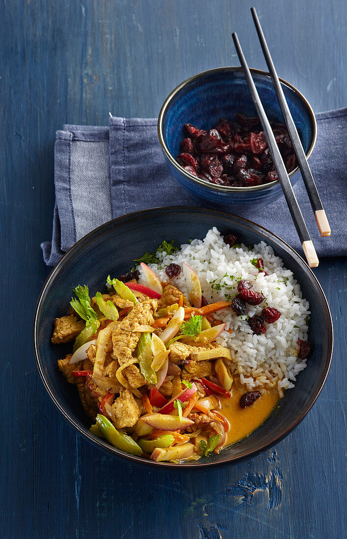 Putencurry mit Äpfeln dazu Reis (Asien)