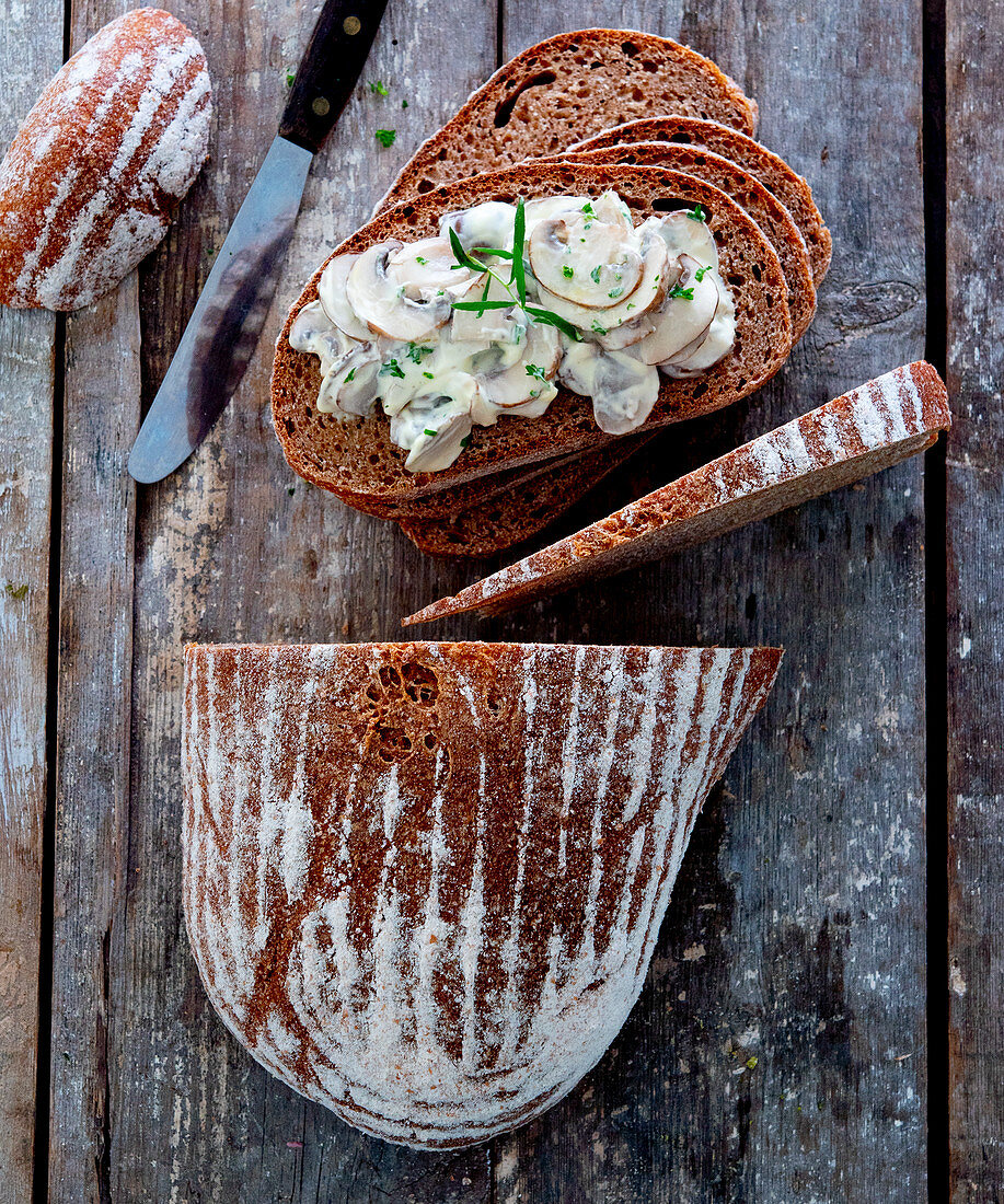 Dinkel-Kartoffelbrot mit Champignonsalat