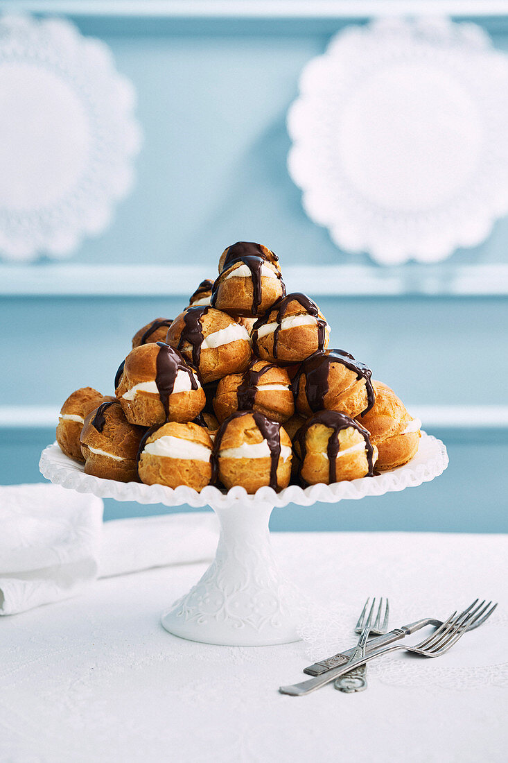 Profiteroles mit Sahnefüllung und Schokoladenglasur