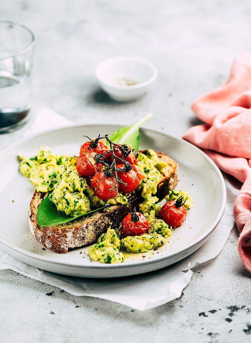 Brot mit Bärlauch-Tomaten-Rührei