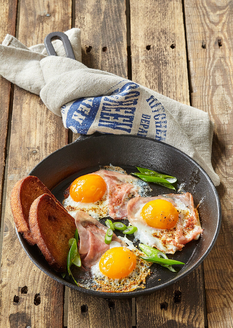 Fried eggs with toast