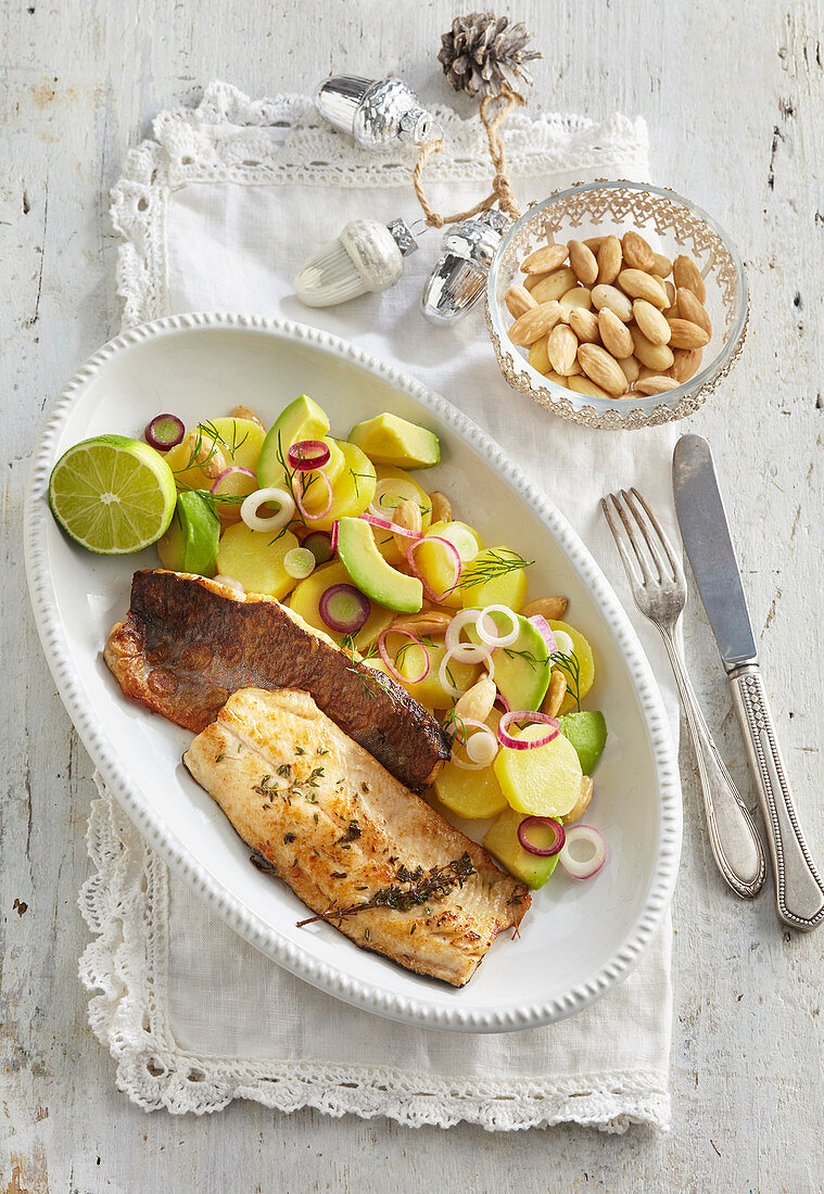 Forellenfilet mit leichtem Kartoffel-Avocado-Salat