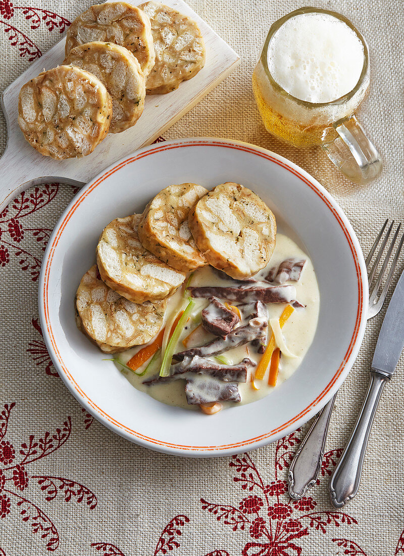 Kalbsinnereien mit Sahnesauce und Serviettenknödel