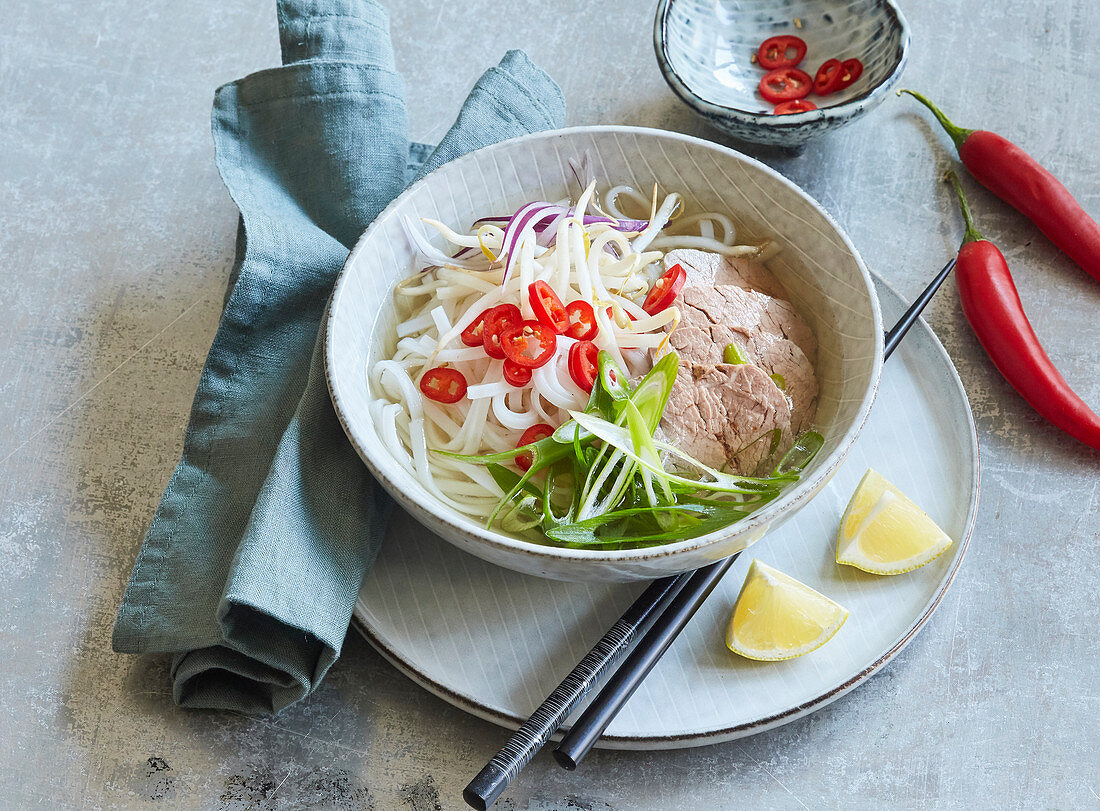 Vietnamesische Nudelsuppe mit Rindfleisch