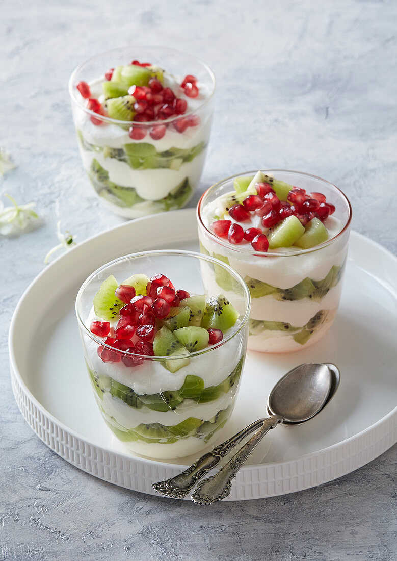 Trifle mit Kiwi, Granatapfelkernen und Joghurt-Sahnecreme