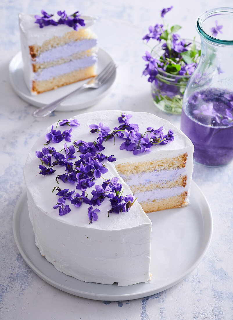 White Cake Gateau With Violets License Images Stockfood