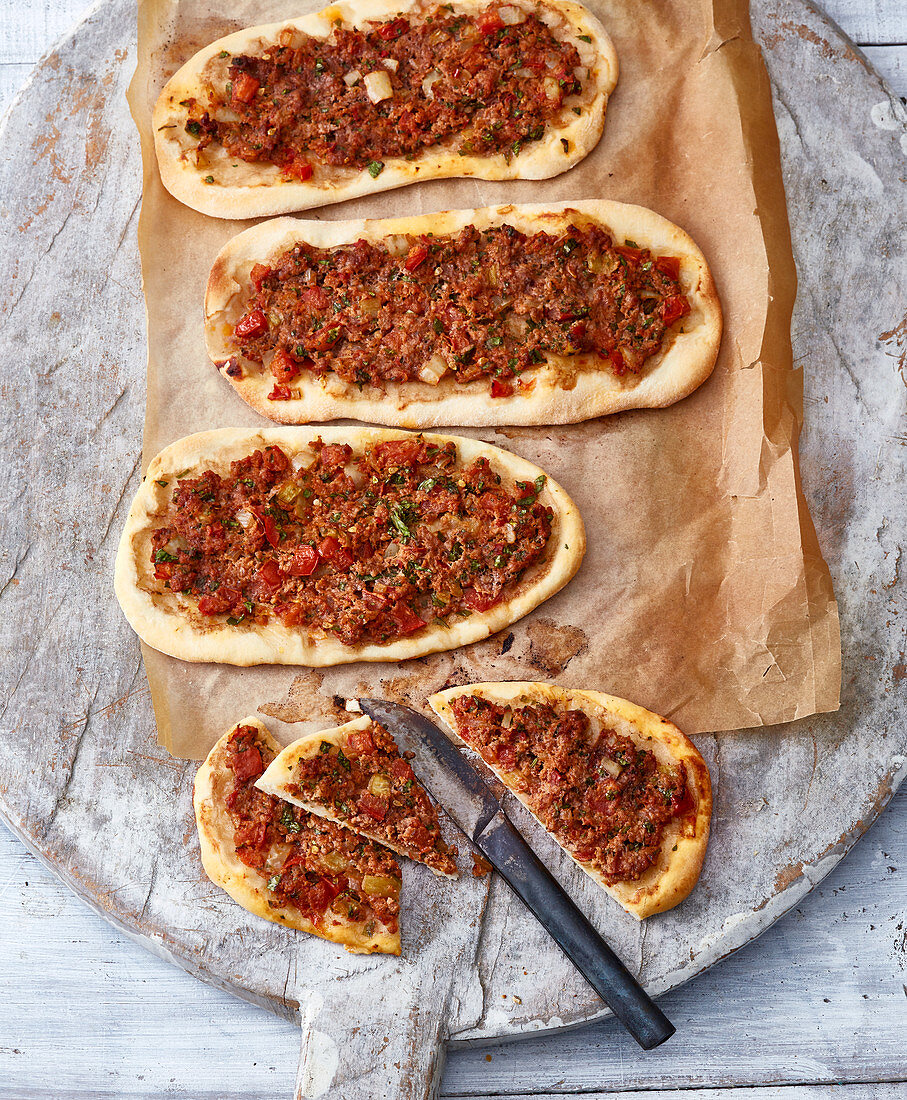 Lahmacun – Turkish minced meat 'pizza'