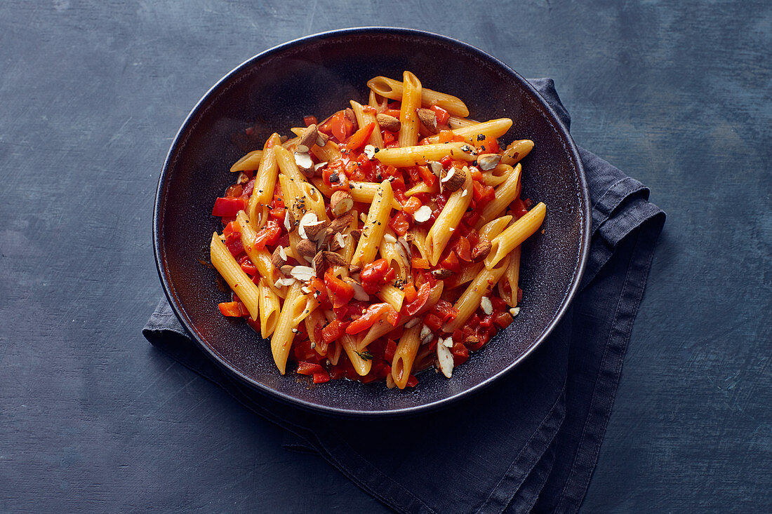 Scharfe Paprika-Mandel-Pasta (vegan)