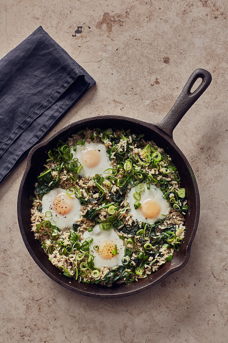 Fried rice with spinach, spring onions and eggs