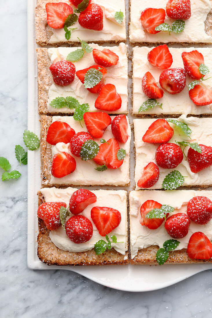 Nuss-Baiserkuchen mit Erdbeeren