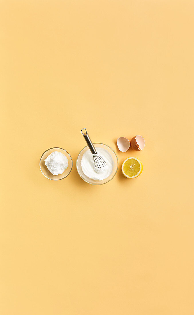 Ingredients for icing with erythritol – egg whites, lemon juice and erythritol