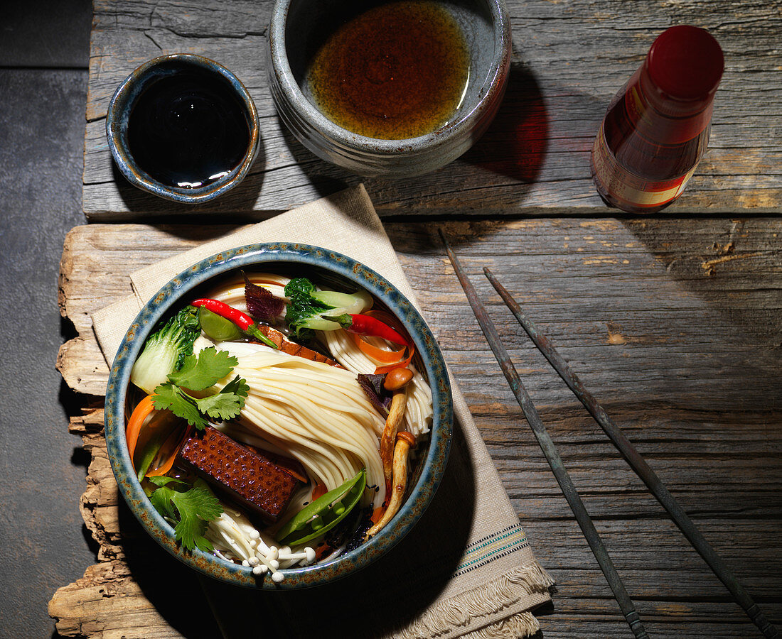 Asiatische Nudelsuppe mit Bok Pak Choi, Enoki, Tofu und Schneeerbsen