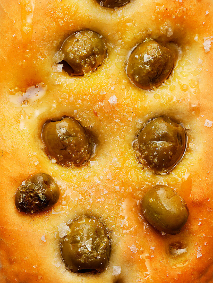 Focaccini mit Oliven (Close-up)