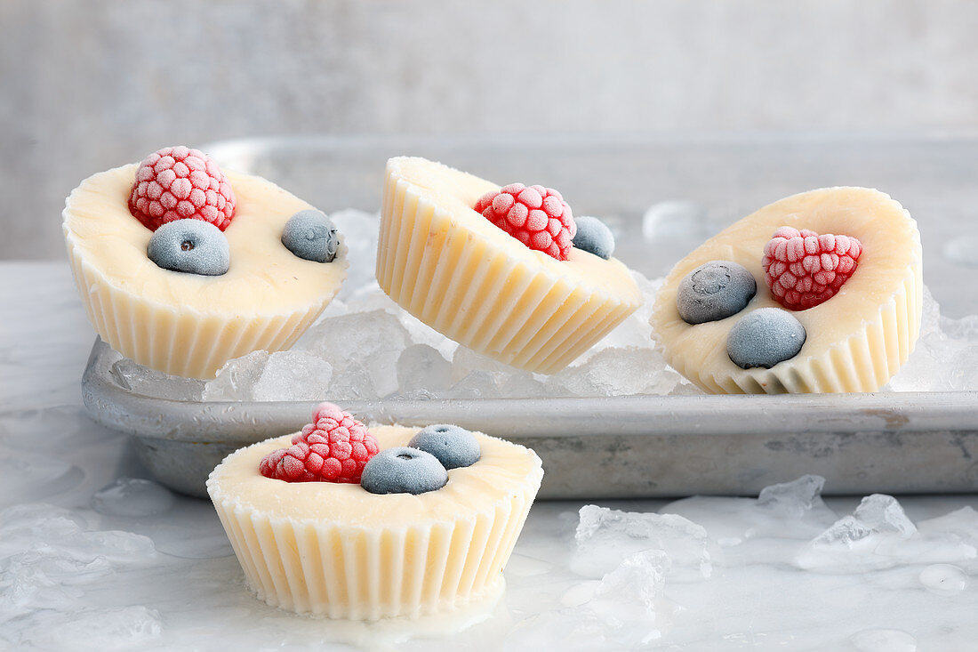 Frozen yoghurt cups with berries