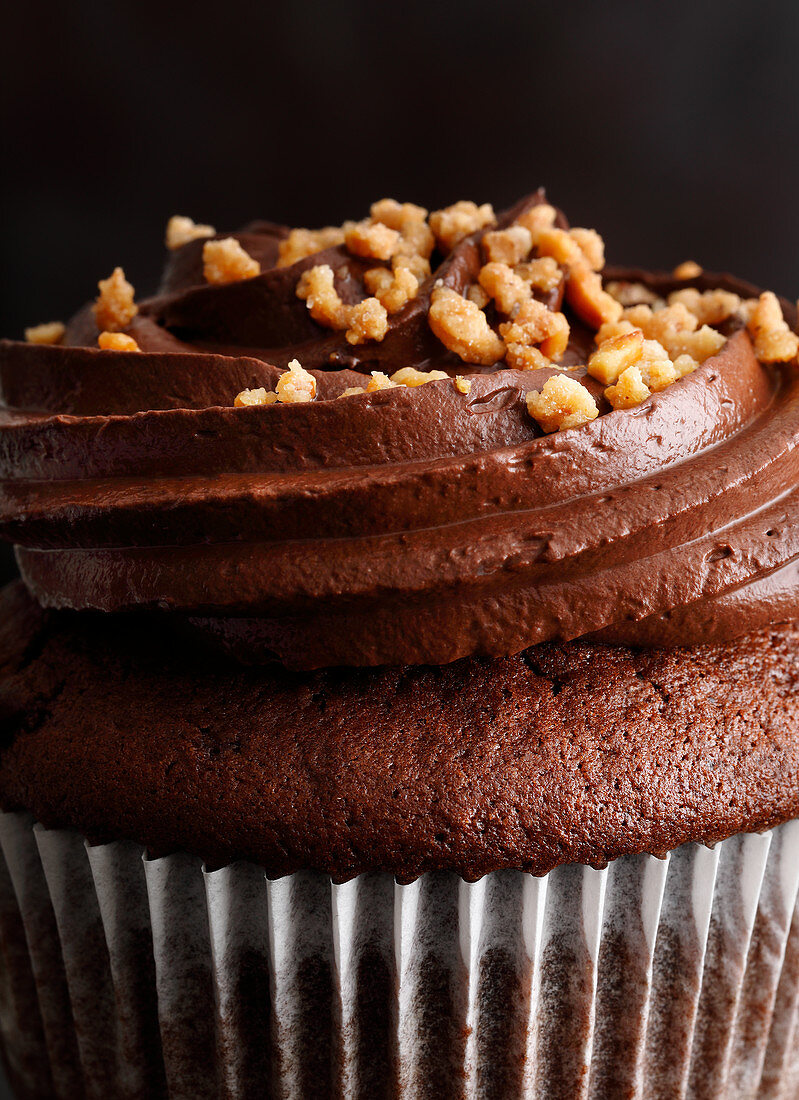 Chocolate-Chip-Cupcake mit Krokant (Close-up)