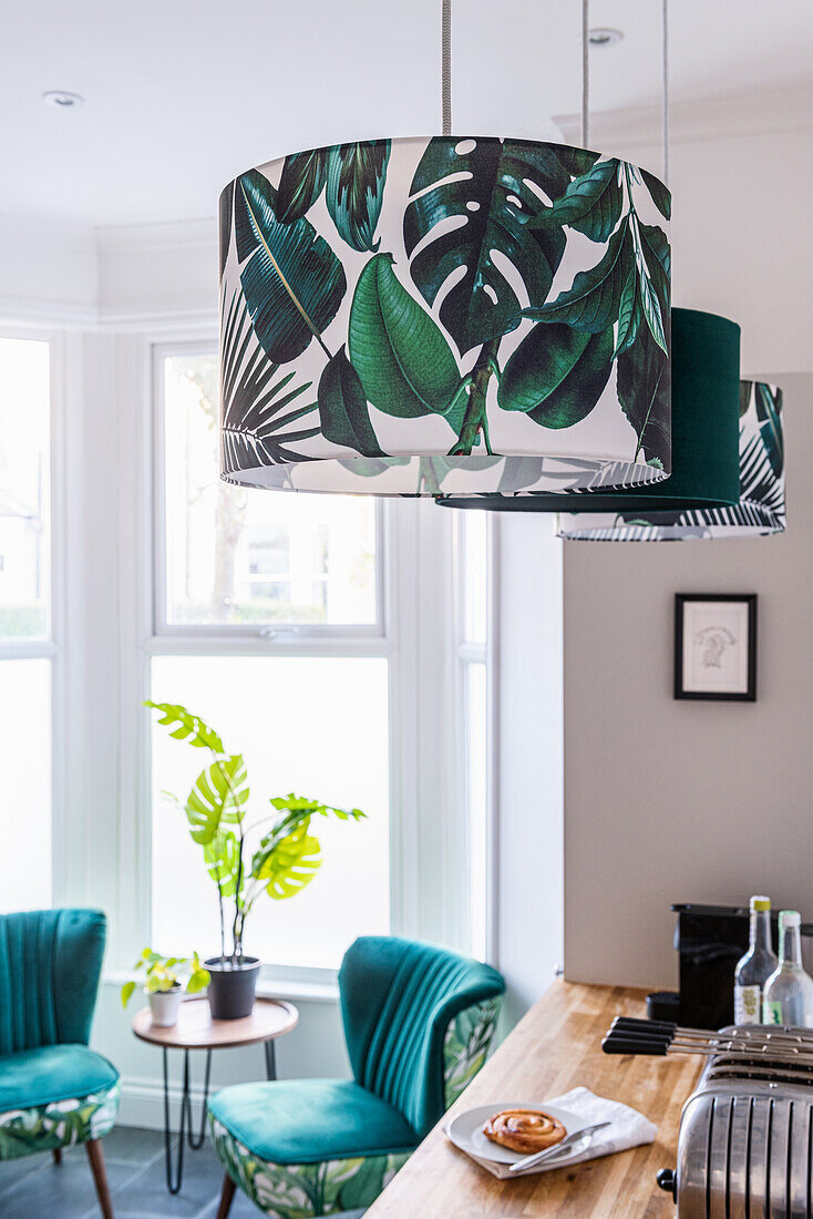 Ceiling lights with leaf motif above the kitchen counter