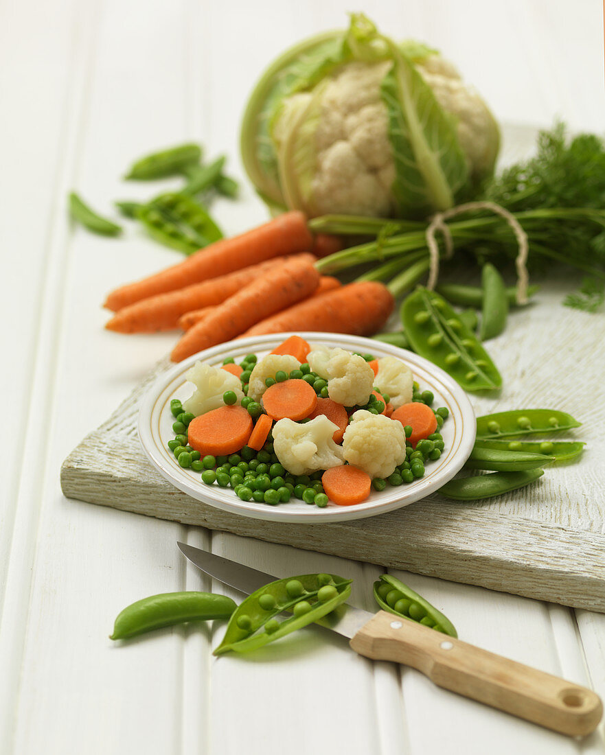 Gemischtes Frühlingsgemüse mit Erbsen, Karotten und Blumenkohl