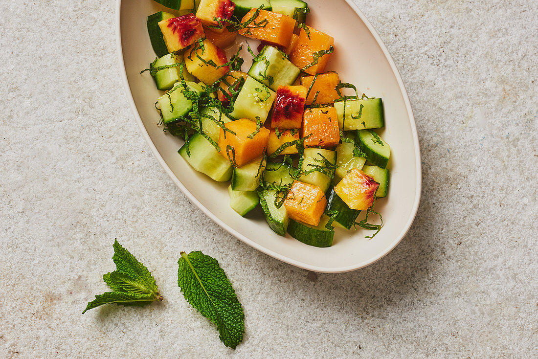 Fruchtiger Gurkensalat mit Honigmelone, Nektarinen und Minze