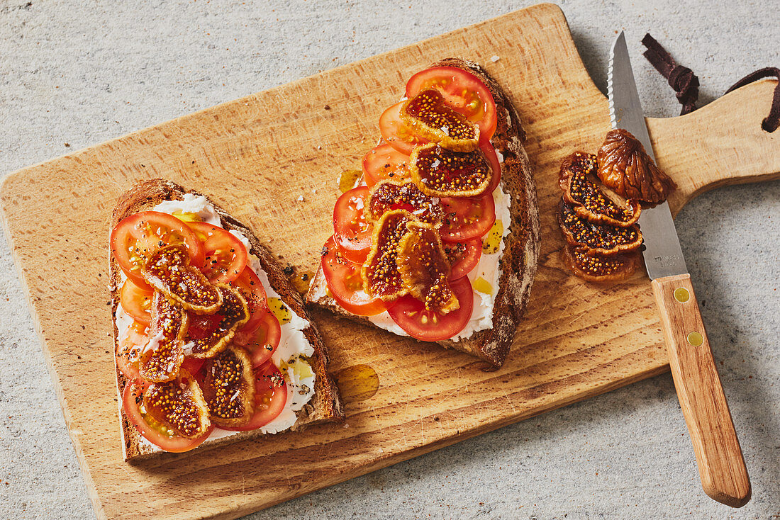 Bauernbrot mit Ziegenfrischkäse, getrockneten Feigen und Tomaten