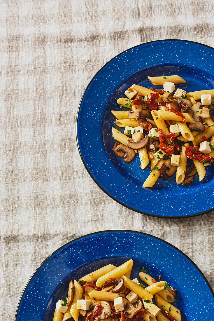 Pasta mit Champignons, Tomaten und Feta