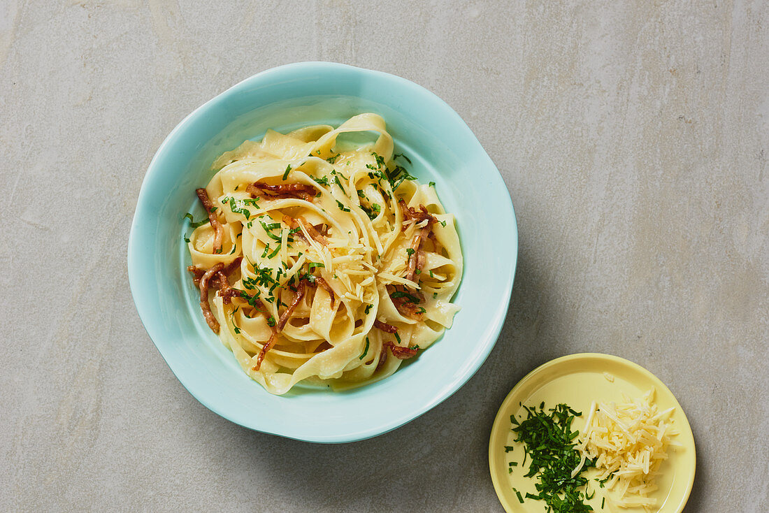 Cheesy pasta with bacon